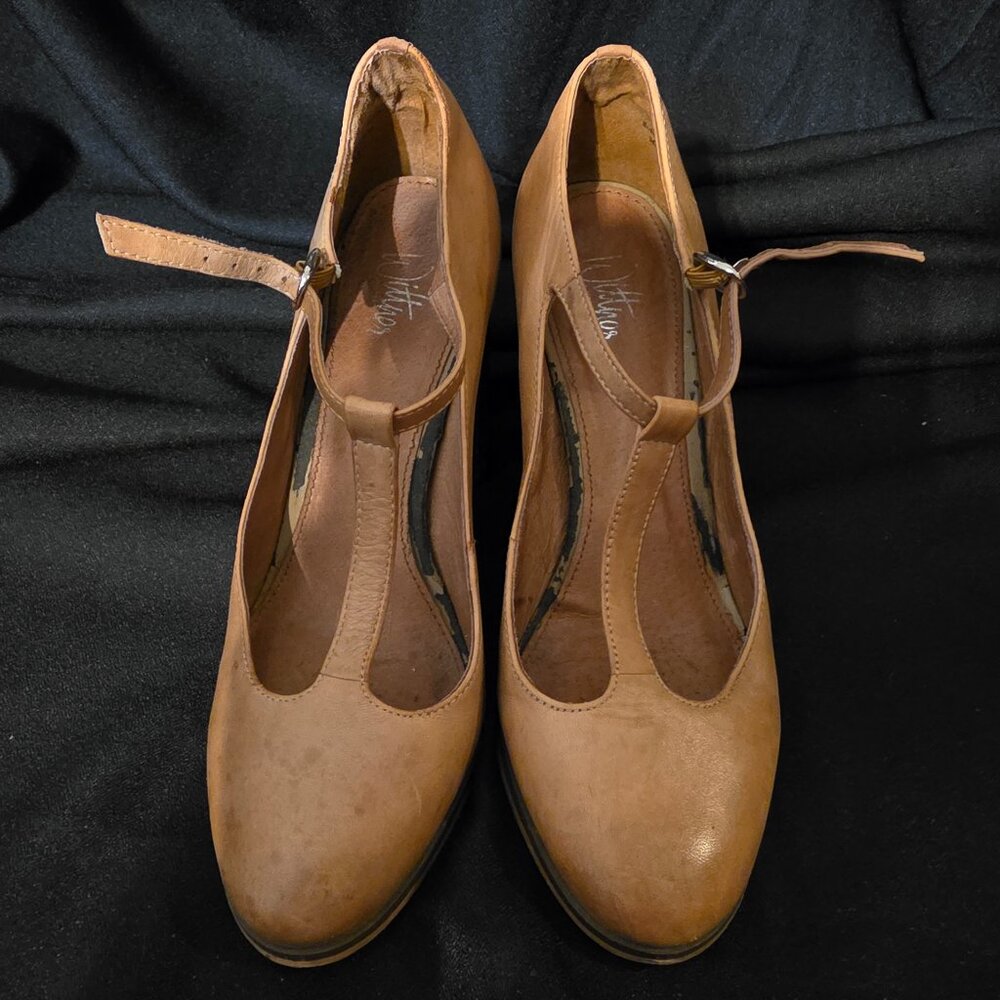 Wittner - vintage-style tan leather T-strap heels